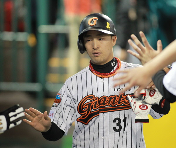 만루상황 밀어내기로 점수를 올리는 롯데 강민호 선수